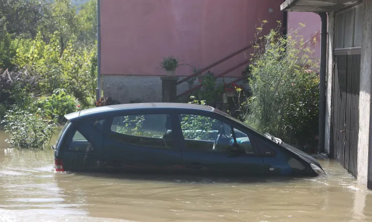 OGULIN POD VODOM: Izlila se rijeka Dobra, sastao se krizni stožer
