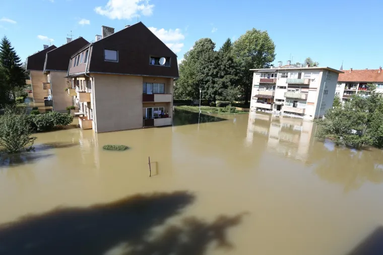 OGULIN POD VODOM: Izlila se rijeka Dobra, sastao se krizni stožer