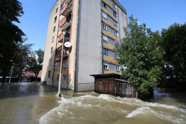 OGULIN POD VODOM: Izlila se rijeka Dobra, sastao se krizni stožer