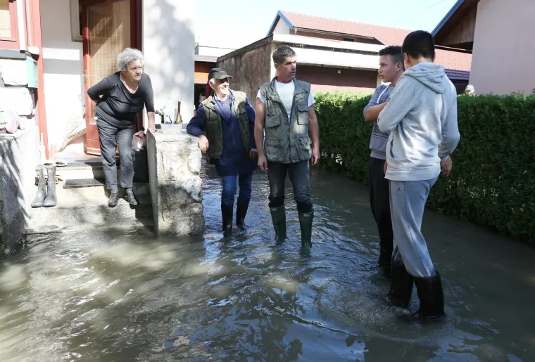OGULIN POD VODOM: Izlila se rijeka Dobra, sastao se krizni stožer