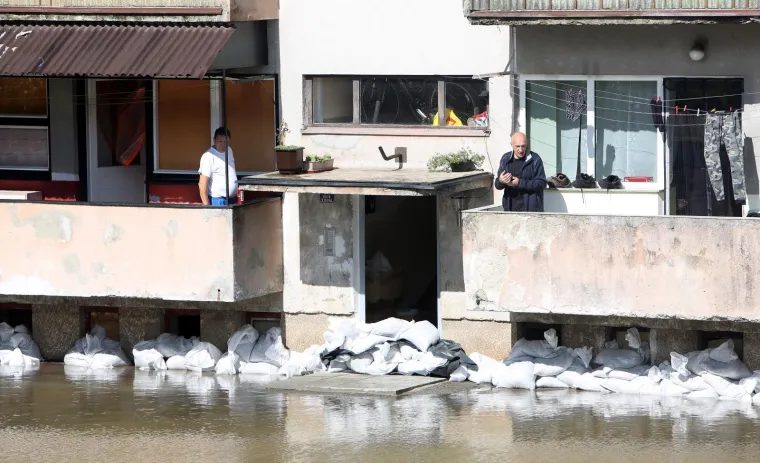 OGULIN POD VODOM: Izlila se rijeka Dobra, sastao se krizni stožer