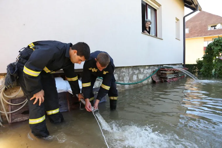 OGULIN POD VODOM: Izlila se rijeka Dobra, sastao se krizni stožer