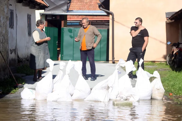 OGULIN POD VODOM: Izlila se rijeka Dobra, sastao se krizni stožer
