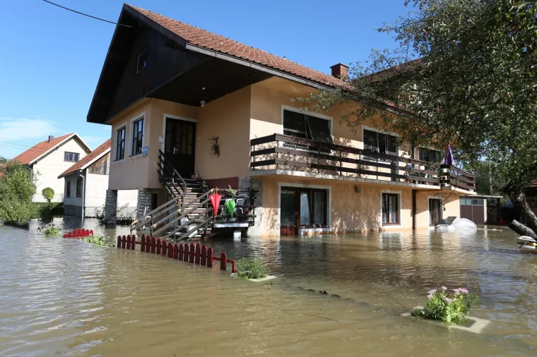 OGULIN POD VODOM: Izlila se rijeka Dobra, sastao se krizni stožer
