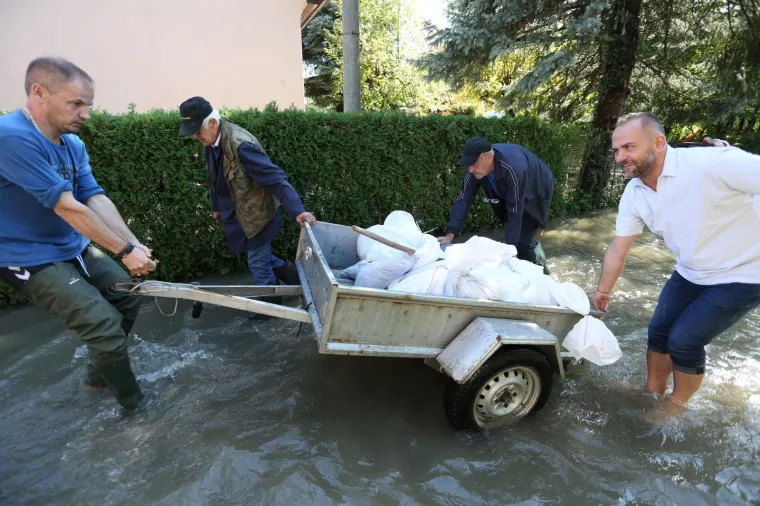 OGULIN POD VODOM: Izlila se rijeka Dobra, sastao se krizni stožer