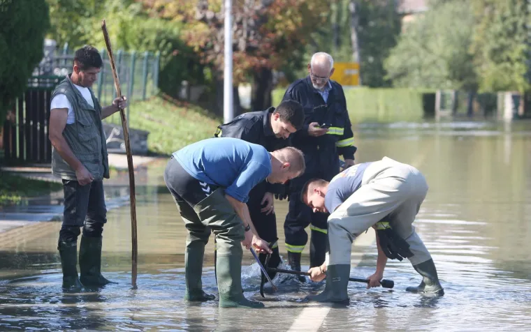 OGULIN POD VODOM: Izlila se rijeka Dobra, sastao se krizni stožer