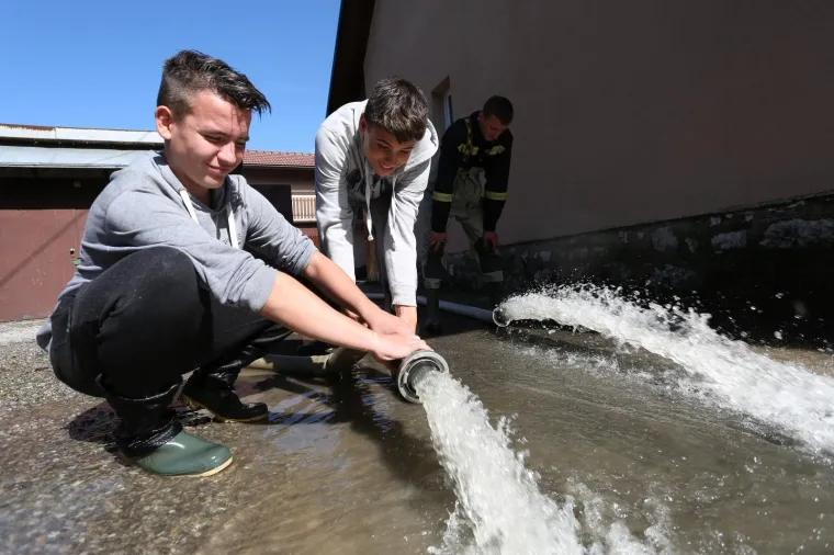 OGULIN POD VODOM: Izlila se rijeka Dobra, sastao se krizni stožer