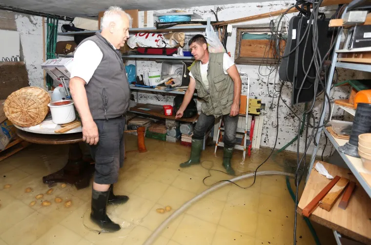 OGULIN POD VODOM: Izlila se rijeka Dobra, sastao se krizni stožer