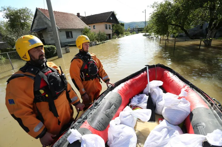 Ogulin - Obilna ki&scaron;a koja je padala i visoki vodostaj rijeke Dobre poplavili su sredi&scaron;te grada Ogulina. Poplavljene su ulice i podrumi u sredis&scaron;tu grada. Brojna kućanstva nemaju struje. Građanima pomoć pružaju vatrogasci i HGSS. Photo: Kristina Stedul Fabac/PIXSELL