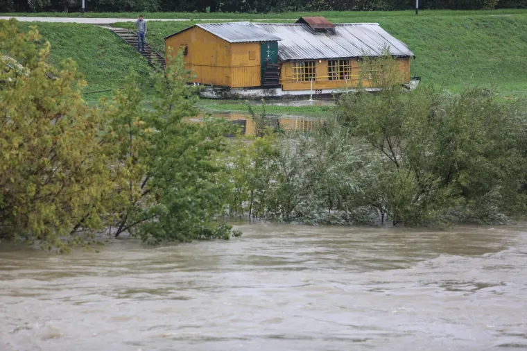 NAKON OBILNE KI&Scaron;E U GLAVNOM GRADU: Sava se izlila iz korita u Zagrebu