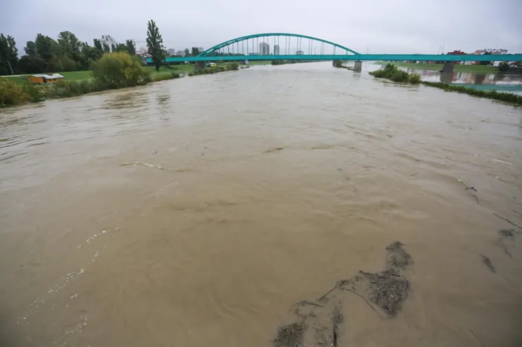 NAKON OBILNE KI&Scaron;E U GLAVNOM GRADU: Sava se izlila iz korita u Zagrebu