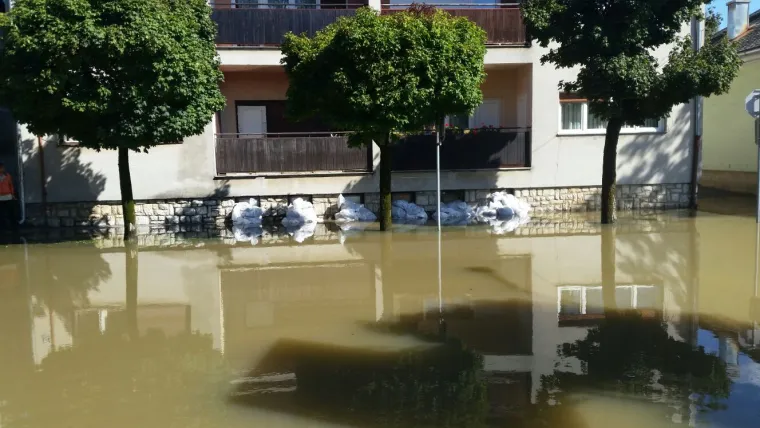 Kaotične scene iz Ogulina: izlila se rijeka Dobra, centar grada potpuno poplavljen