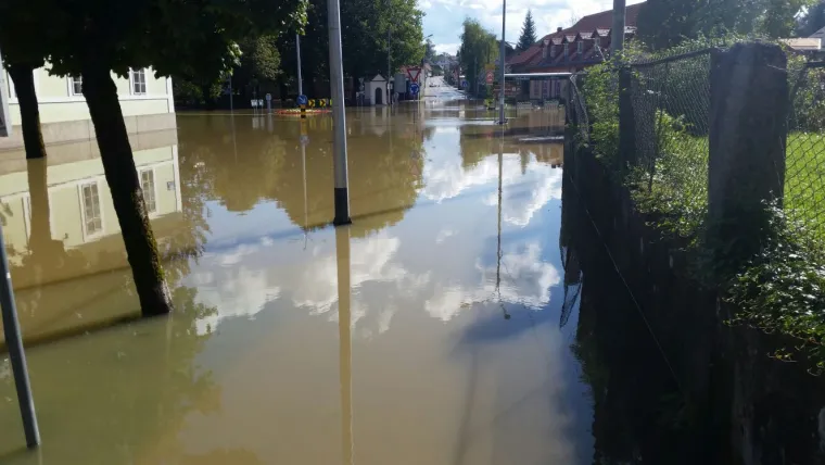 Kaotične scene iz Ogulina: izlila se rijeka Dobra, centar grada potpuno poplavljen