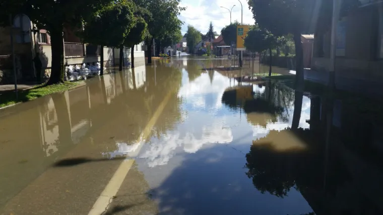 Kaotične scene iz Ogulina: izlila se rijeka Dobra, centar grada potpuno poplavljen