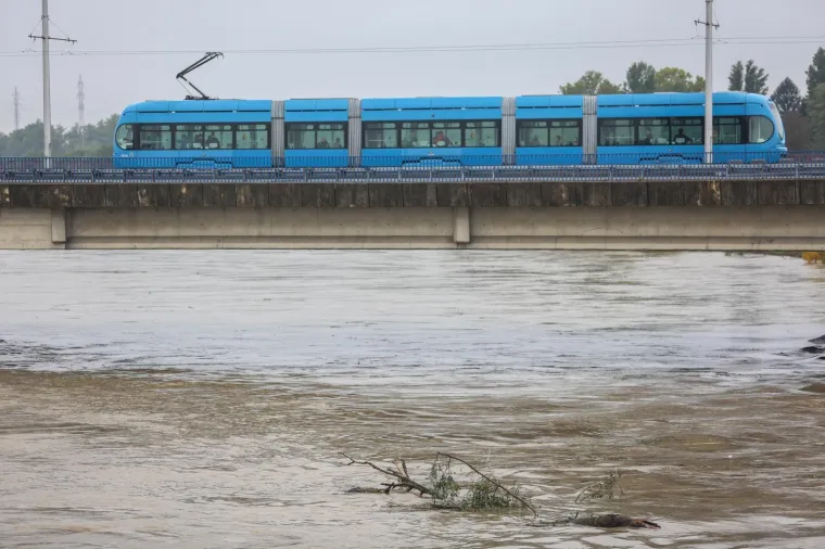 Zagreb - Nakon obilnih ki&scaron;a koje su noćas zahvatile zagrebačko područje, rijeka Sava izlila se iz svog korita