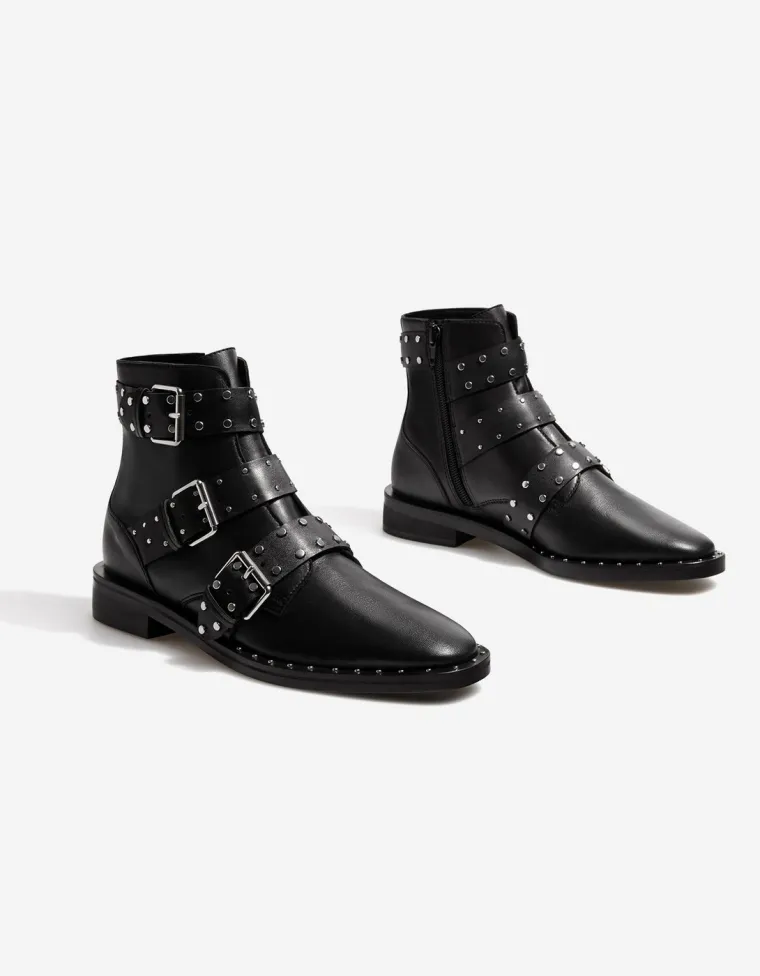 Kožne gležnjače sa zakovicama, Stradivarius, 489,90 kuna