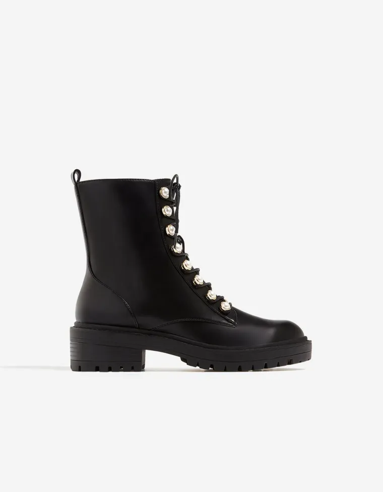 Kožne čizme s bisernim perlama, Stradivarius, 349,90 kuna