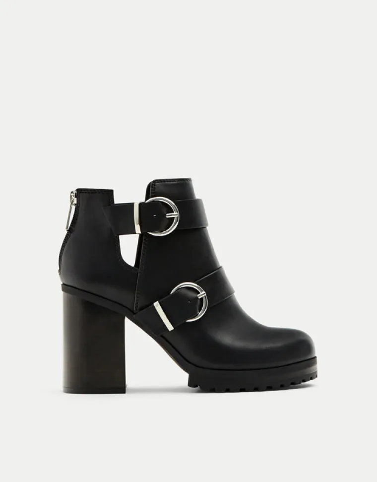 Čizme na petu s kopčama i prorezom, Pull&amp;Bear, 249,90 kuna