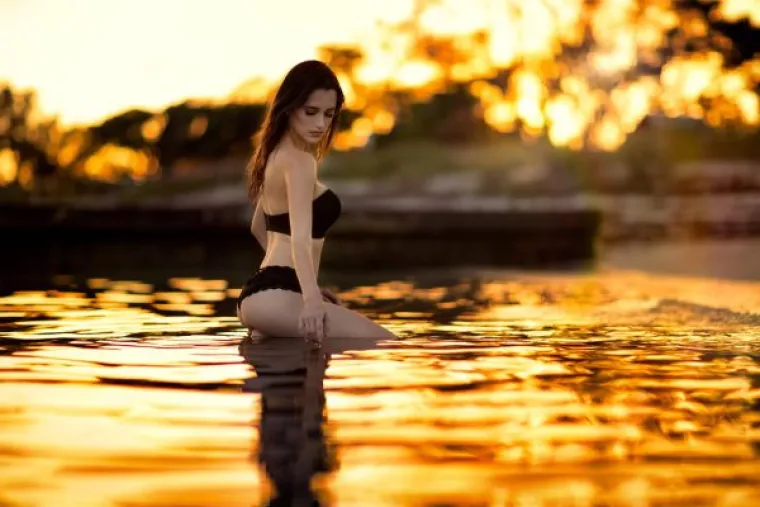 Nažalost, bikiniji su spremljeni u ormare do idućeg ljeta. No zato su ovje djevojke na&scaron;le način da im fotografije budu jo&scaron; seksipilnije.