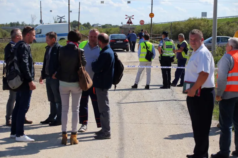 Putnički vlak, koji je prometovao prema Zagrebu, u 12.45 sati naletio je na osobni automobil u mjestu Novo selo kod Vrbovca te su pritom dvije osobe smrtno stradale.