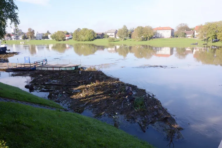 Zbog obilnih ki&scaron;a vodostaj Kupe u stalnom je porastu, a nabujalom rijekom plove brojne naplavine granja i drveća.