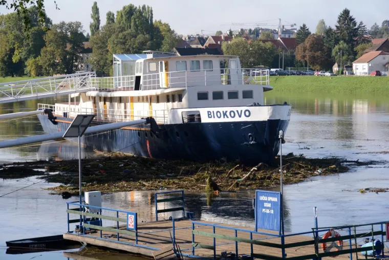Zbog obilnih ki&scaron;a vodostaj Kupe u stalnom je porastu, a nabujalom rijekom plove brojne naplavine granja i drveća.