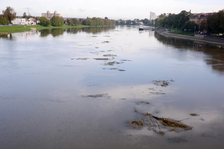 Zbog obilnih ki&scaron;a vodostaj Kupe u stalnom je porastu, a nabujalom rijekom plove brojne naplavine granja i drveća.