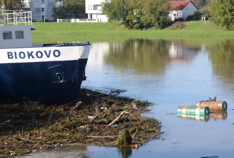 Zbog obilnih ki&scaron;a vodostaj Kupe u stalnom je porastu, a nabujalom rijekom plove brojne naplavine granja i drveća.