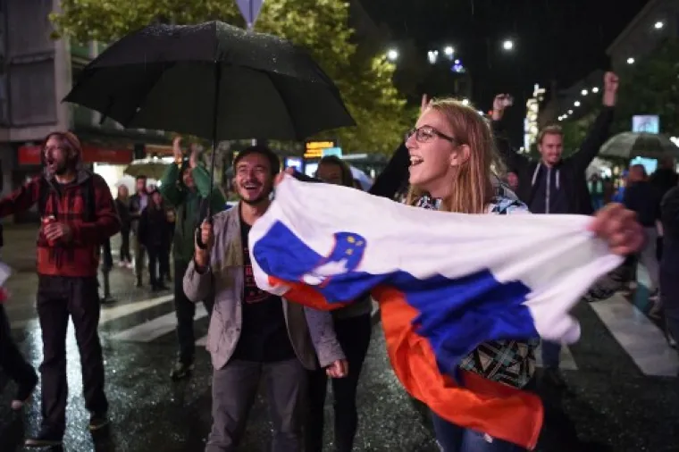 Tisuće navijača iza&scaron;lo je na ulice i slavilo do ranog jutra.