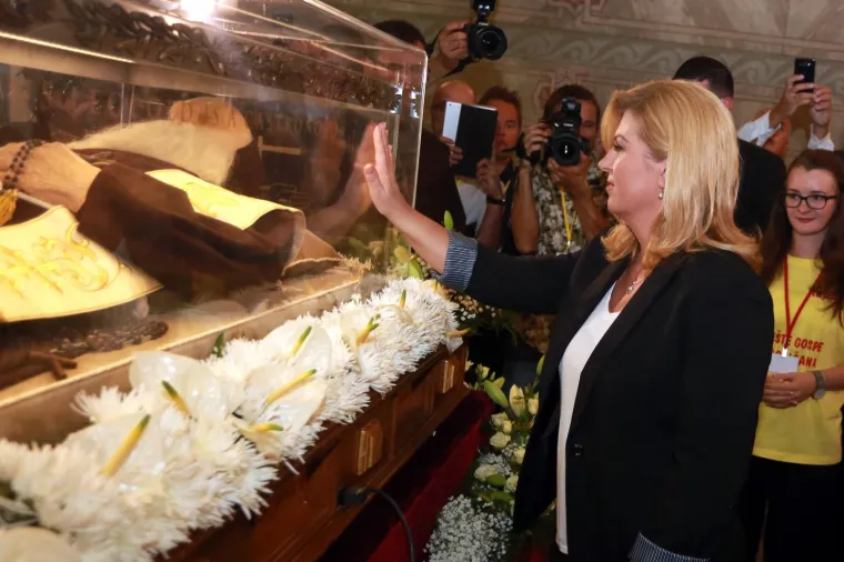 Predsjednica dotaknula sarkofag Leopolda Mandića maramicom: 'Tako se dobiva blagoslov'