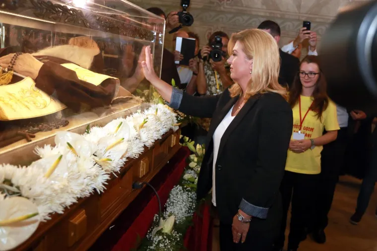 Predsjednica dotaknula sarkofag Leopolda Mandića maramicom: 'Tako se dobiva blagoslov'