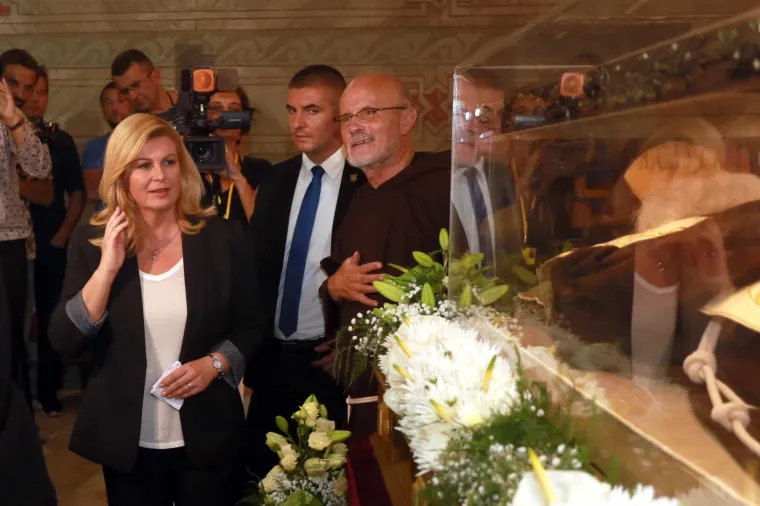 Predsjednica dotaknula sarkofag Leopolda Mandića maramicom: 'Tako se dobiva blagoslov'