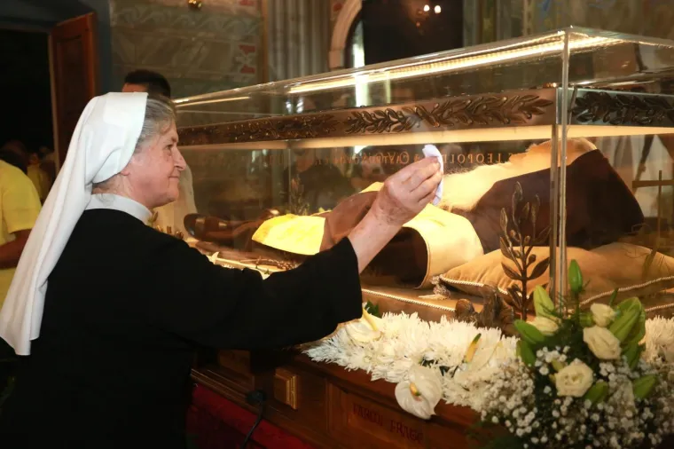 Predsjednica dotaknula sarkofag Leopolda Mandića maramicom: 'Tako se dobiva blagoslov'