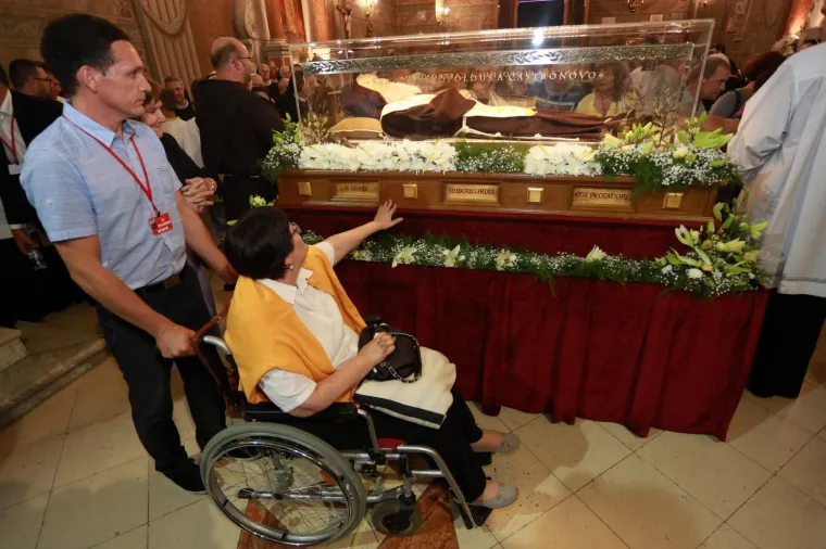 Predsjednica dotaknula sarkofag Leopolda Mandića maramicom: 'Tako se dobiva blagoslov'