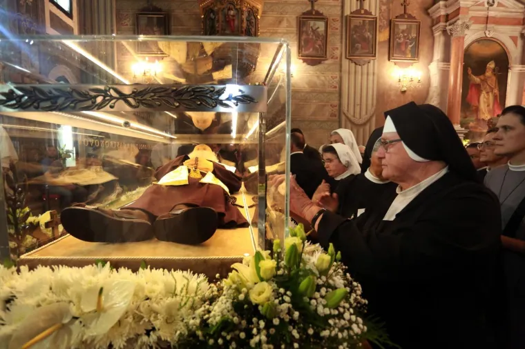 Predsjednica dotaknula sarkofag Leopolda Mandića maramicom: 'Tako se dobiva blagoslov'