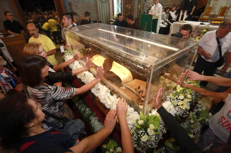 Predsjednica dotaknula sarkofag Leopolda Mandića maramicom: 'Tako se dobiva blagoslov'