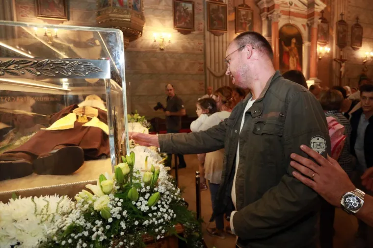 Predsjednica dotaknula sarkofag Leopolda Mandića maramicom: 'Tako se dobiva blagoslov'