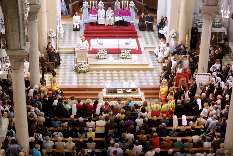 Tijelo svetog Leopolda Mandića izloženo u crkvi Gospe Lurdske u Rijeci