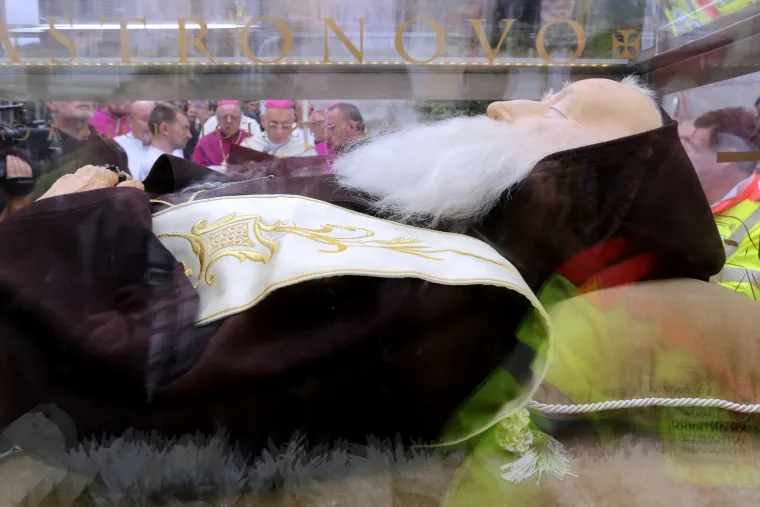 Tijelo svetog Leopolda Mandića izloženo u crkvi Gospe Lurdske u Rijeci