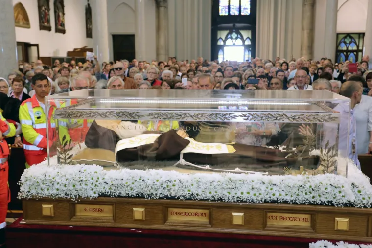 Tijelo svetog Leopolda Mandića izloženo u crkvi Gospe Lurdske u Rijeci