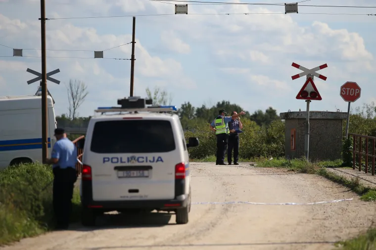 Vrbovec: Vozač i suvozač poginuli pod naletom vlaka na osobni automobil