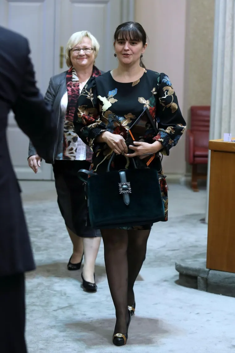 HNS-ova saborska zastupnica Marija Puh za današnju sjednicu odabrala je cipele Clox i tako promovirala jedinstveni hrvatski brend. Clox je prvi u svijetu pokrenuo jedinstvene cipele koje na sebi imaju i sat, a redovna cijena modela je 2000 kuna. Zanimljivo, satovi na cipelama doista funkcioniraju.