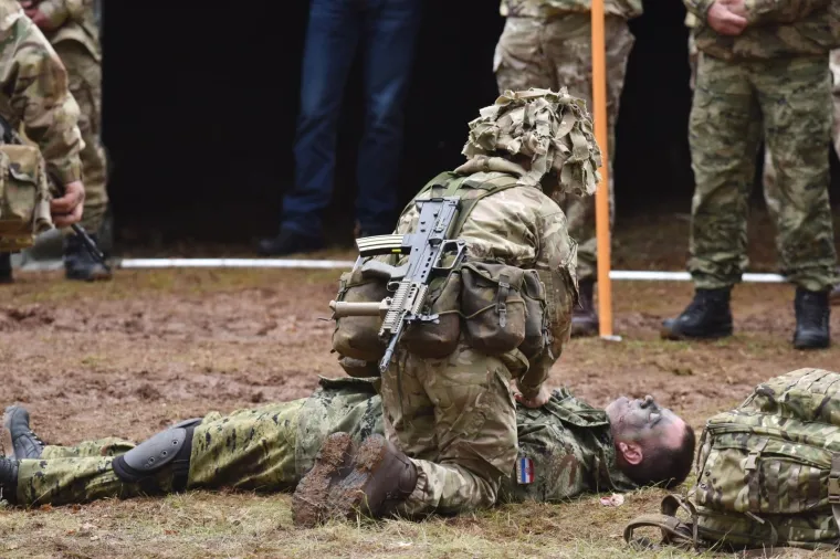 Pripadnici Oružanih snaga RH i Britanskih oružanih snaga (British Armed Forces) održali su u utorak na vojnom poligonu "Crvena Zemlja" kod Knina prezentaciju međunarodne bilateralne vojne vježbe "Sava Star 17" u području medicinskog zbrinjavanja te su prikazali pružanje pomoći u situacijama s nizom ozlijeđenih, s različitim vrstama ozljeda.