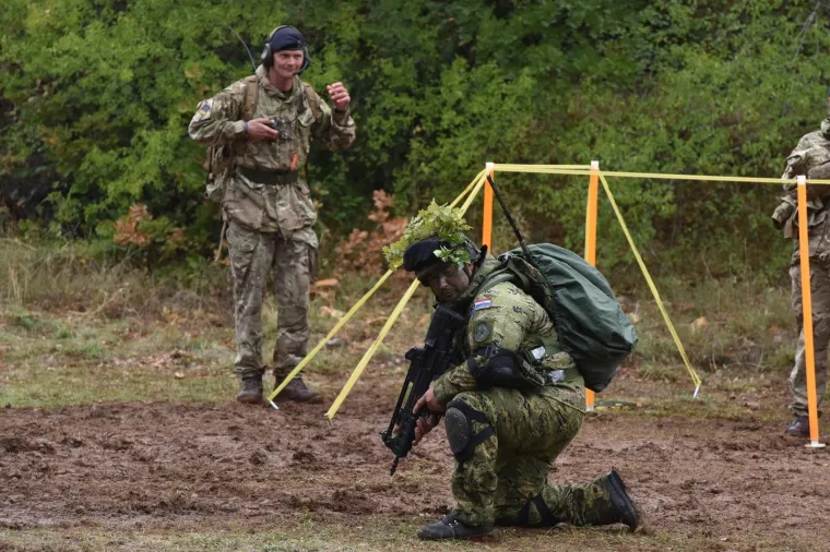 Veleposlanik Dalgleish je rekao da mu je bilo veliko zadovoljstvo vidjeti vojnike iz dvije zemlje zajedno na terenu kako pružaju medicinsku pomoć, a prezentacija je na pravi način pokazala sve aktivnosti na vježbi.