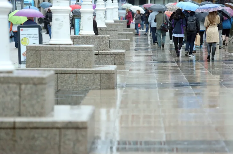 Sivilo nad Zagrebom: ki&scaron;no i tmurno prijepodne u sredi&scaron;tu grada