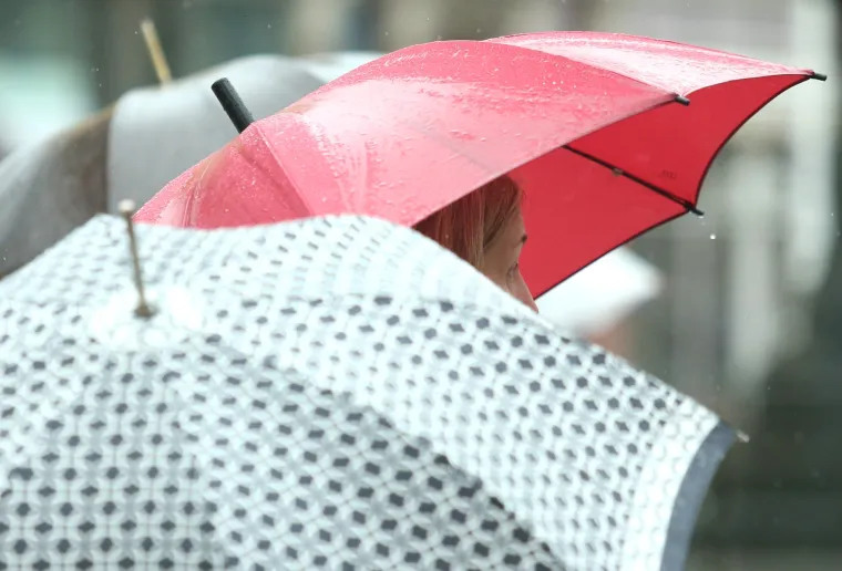 Sivilo nad Zagrebom: ki&scaron;no i tmurno prijepodne u sredi&scaron;tu grada