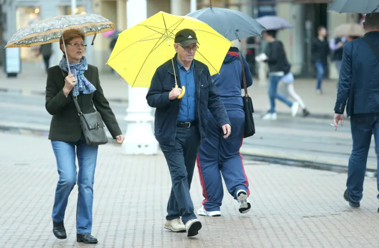 Sivilo nad Zagrebom: ki&scaron;no i tmurno prijepodne u sredi&scaron;tu grada