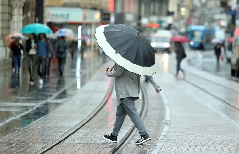 Sivilo nad Zagrebom: ki&scaron;no i tmurno prijepodne u sredi&scaron;tu grada