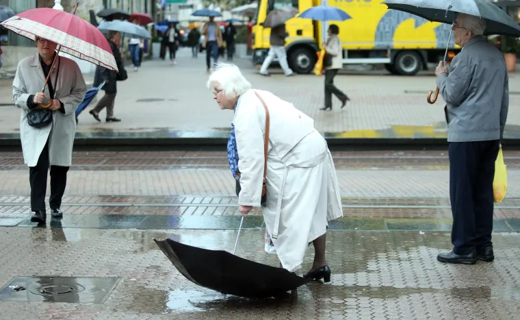 Sivilo nad Zagrebom: ki&scaron;no i tmurno prijepodne u sredi&scaron;tu grada