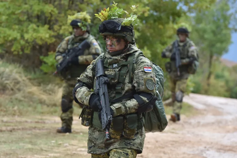 Na Crvenoj zemlji iznad Knina održana vojna vježba 'SAVA STAR 17' Hrvatske i Britanske vojske